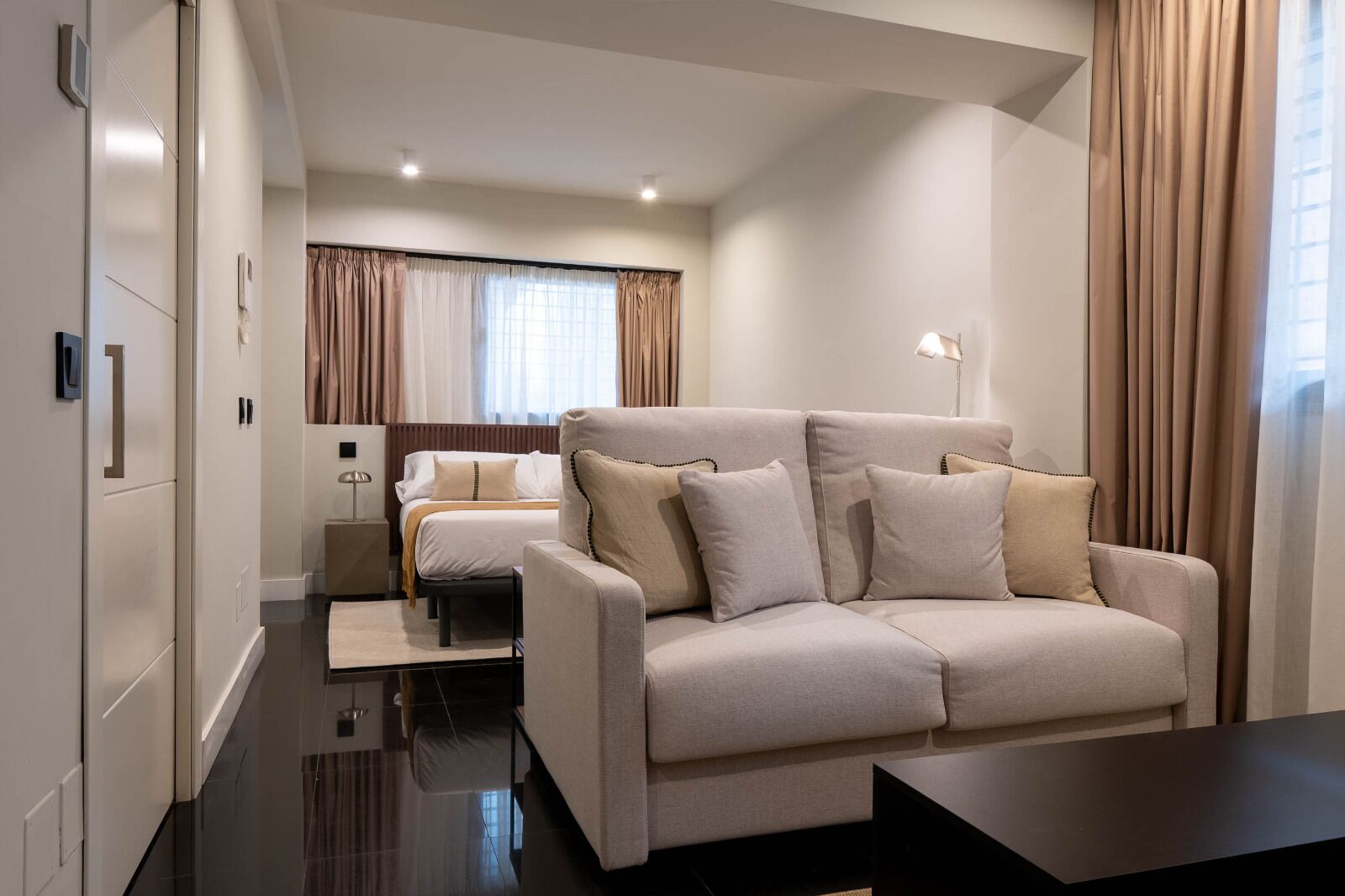 Cortinas blackout, tabla de planchar con plancha y wifi gratis 