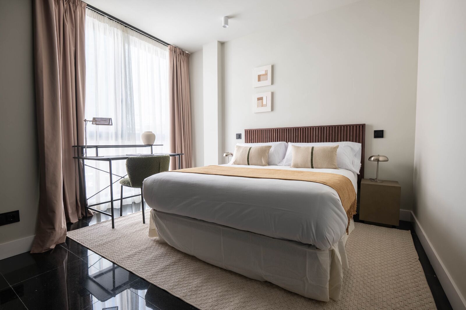 Cortinas blackout, tabla de planchar con plancha y wifi gratis 