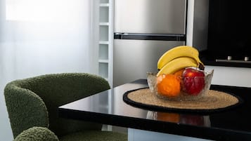 Refrigerador, horno, placa de cocina, utensilios de cocina