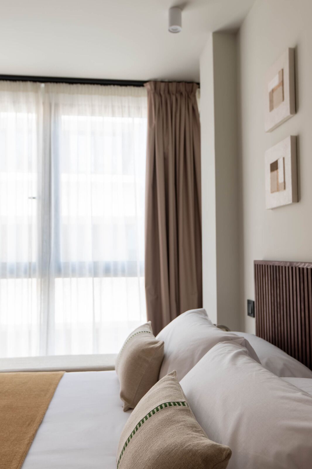 Cortinas blackout, tabla de planchar con plancha y wifi gratis 