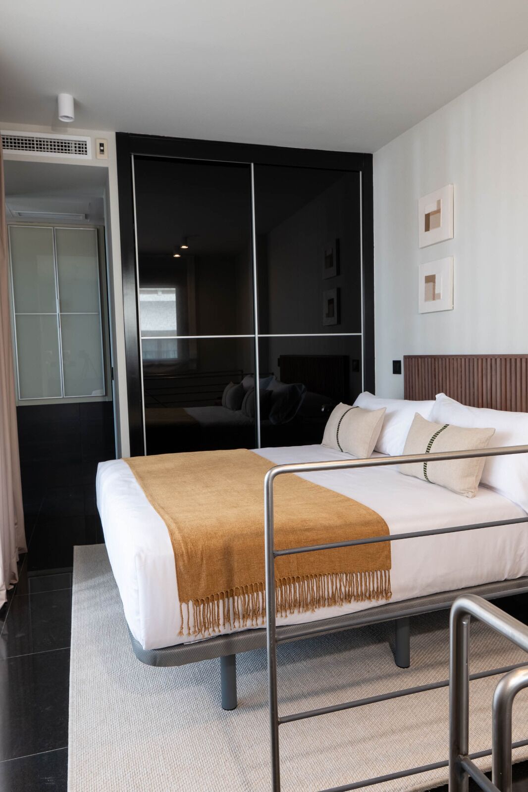 Cortinas blackout, tabla de planchar con plancha y wifi gratis 