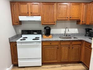 Oven, stovetop, coffee/tea maker, paper towels