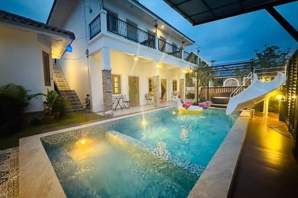 Chawee Pool Villa