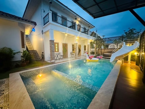 Chawee Pool Villa