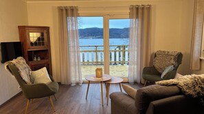 Smart TV - The Yellow House - Where sea, mountains and silence meet in Northern Norway (Troms)