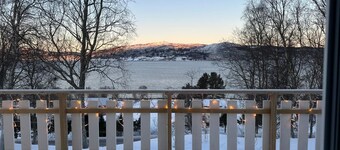 The Yellow House - Where sea, mountains and silence meet in Northern Norway