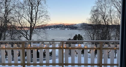 The Yellow House - Where sea, mountains and silence meet in Northern Norway