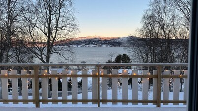 The Yellow House - Where sea, mountains and silence meet in Northern Norway