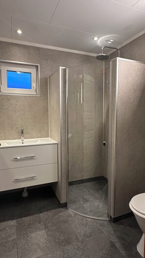 Dusche, umweltfreundliche Kosmetikartikel, Haartrockner, Handtücher