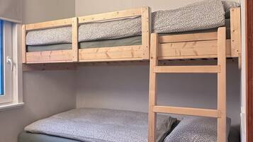 2 slaapkamers, reisbedje, gratis wifi, beddengoed