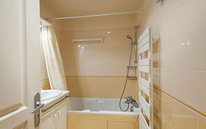 Sèche-cheveux, serviettes fournies, savon, shampoing