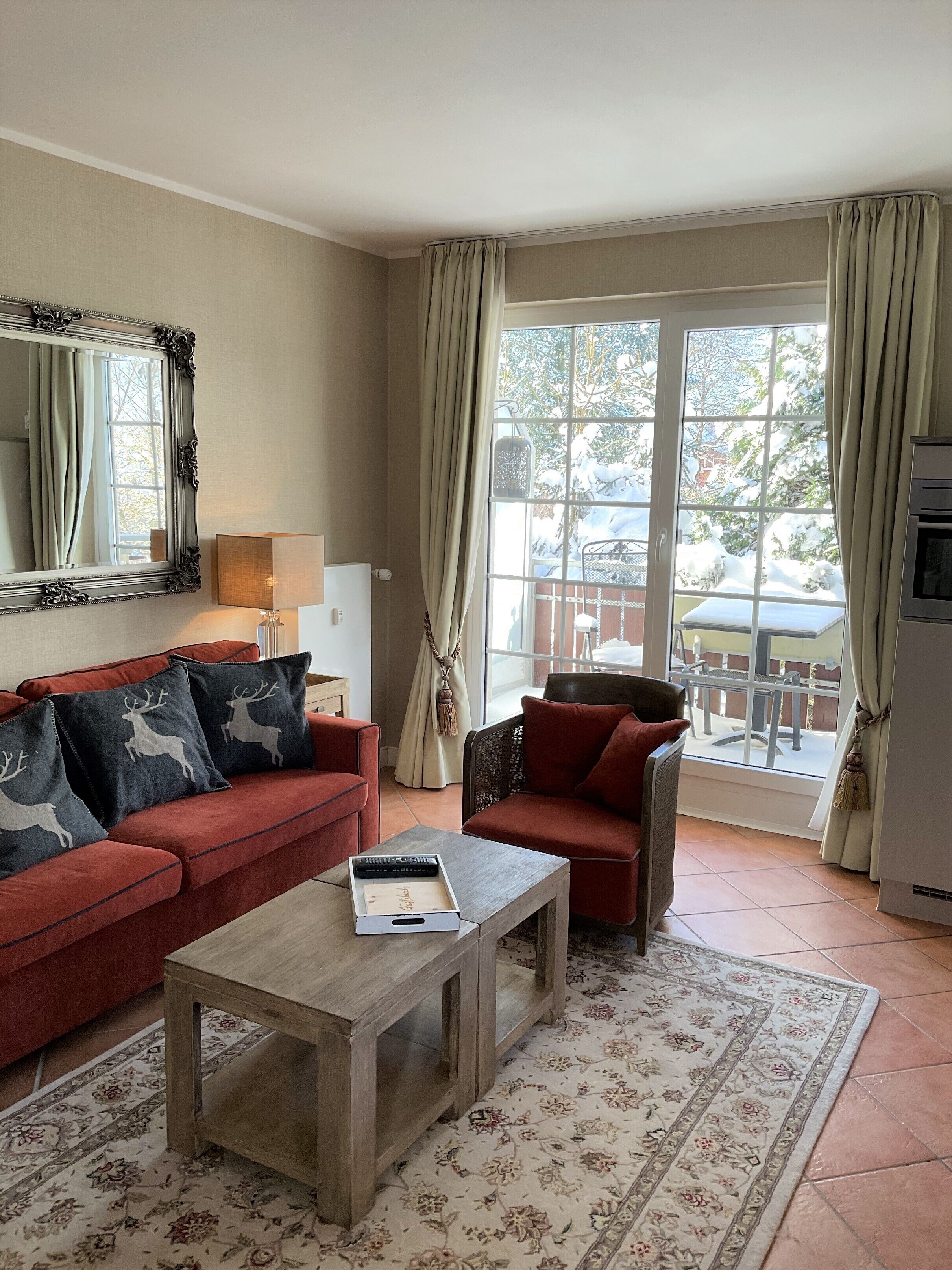 Televisie, een open haard, een dvd-speler en een stereo