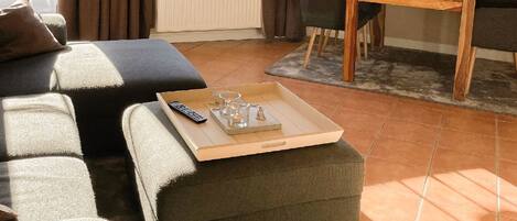 Televisie, een open haard, een dvd-speler en een tafeltennistafel