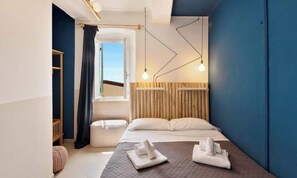 1 bedroom - Give yourself to a few days of relaxation in Riomaggiore and choose the Alga room, located in a very convenient position for visiting all the Cinque Terre.It is just a few minutes from Riomaggiore central station and the room consists of a double bed, a  (Riomaggiore)