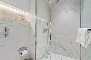 Shower, hair dryer, towels, shampoo - Modern 1BR Apartment w Balcony in Meydan (Meydan)