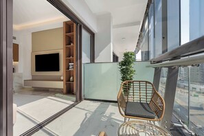 Terrace/patio - Modern 1BR Apartment w Balcony in Meydan (Meydan)