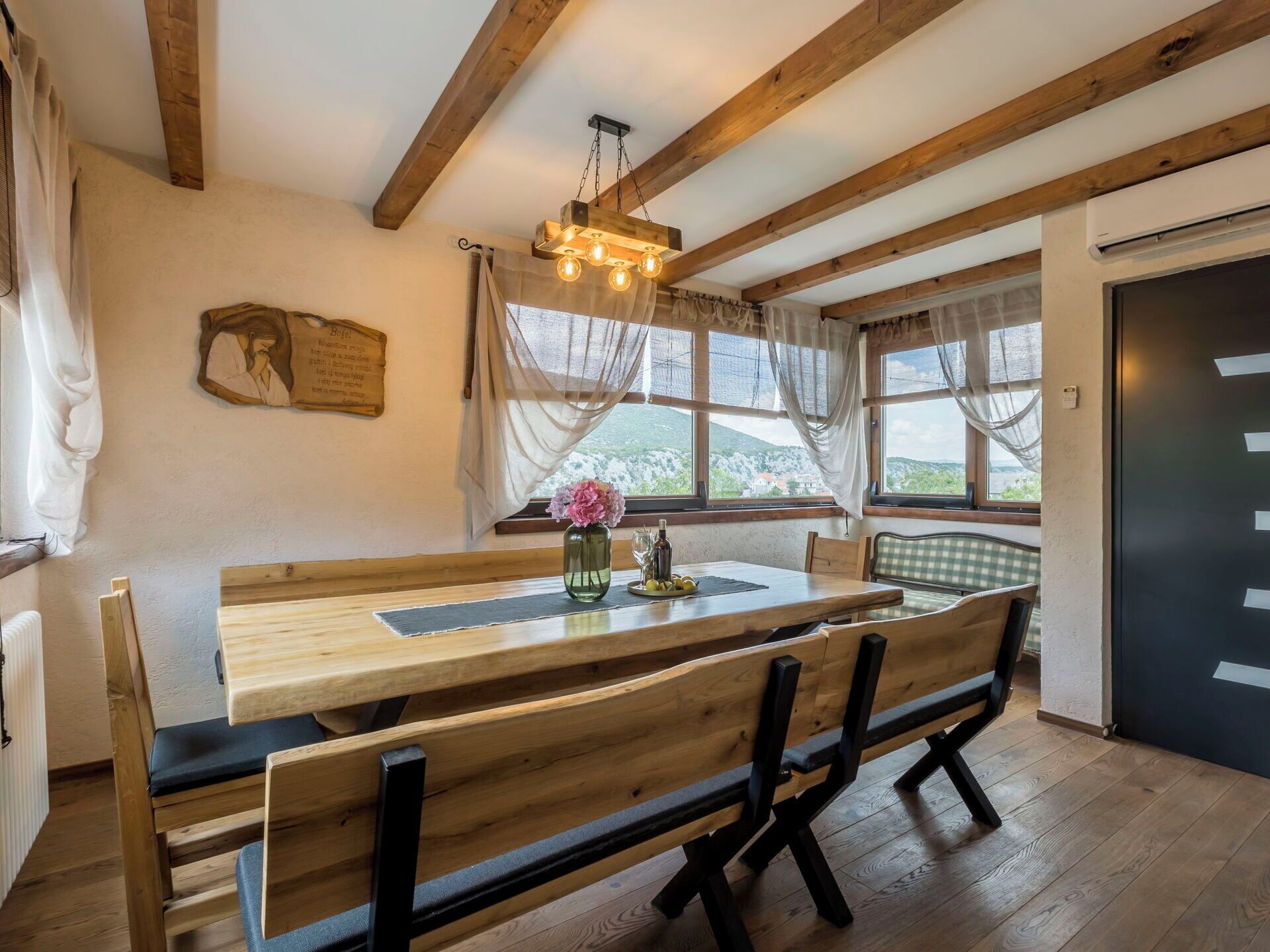 Meubilair, Interieur Ontwerp, Hout, Flooring, Plafond, Verdieping, Kamer, Huis, Tafel, Verlichting