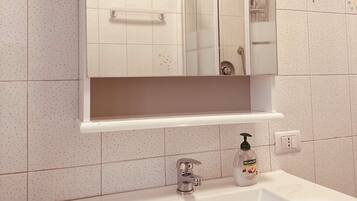 SĂšche-cheveux, serviettes fournies, papier toilette