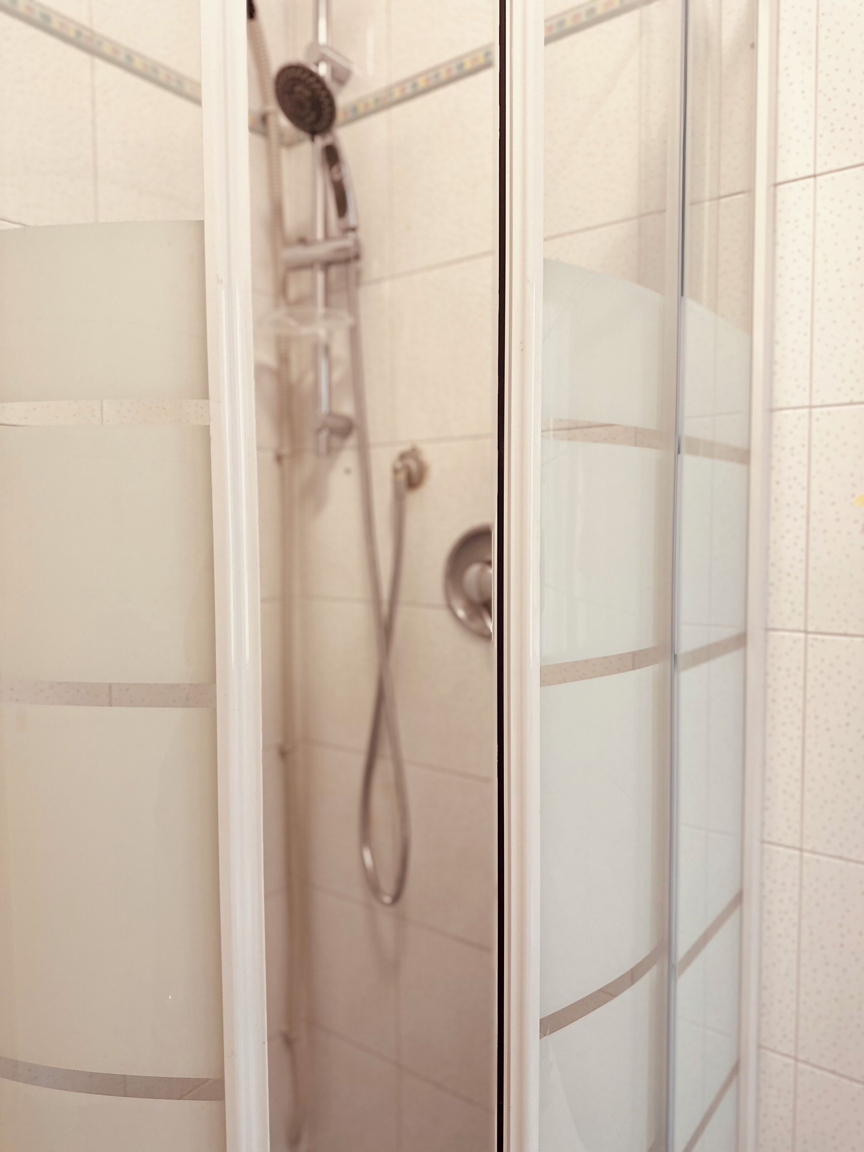 Haartrockner, Handtücher, Toilettenpapier