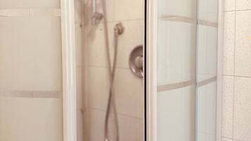 Haartrockner, Handtücher, Toilettenpapier