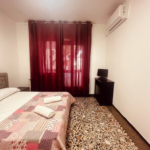 1 bedroom, free WiFi, bed sheets - double room with balcony 2 people’s  (Venezia)