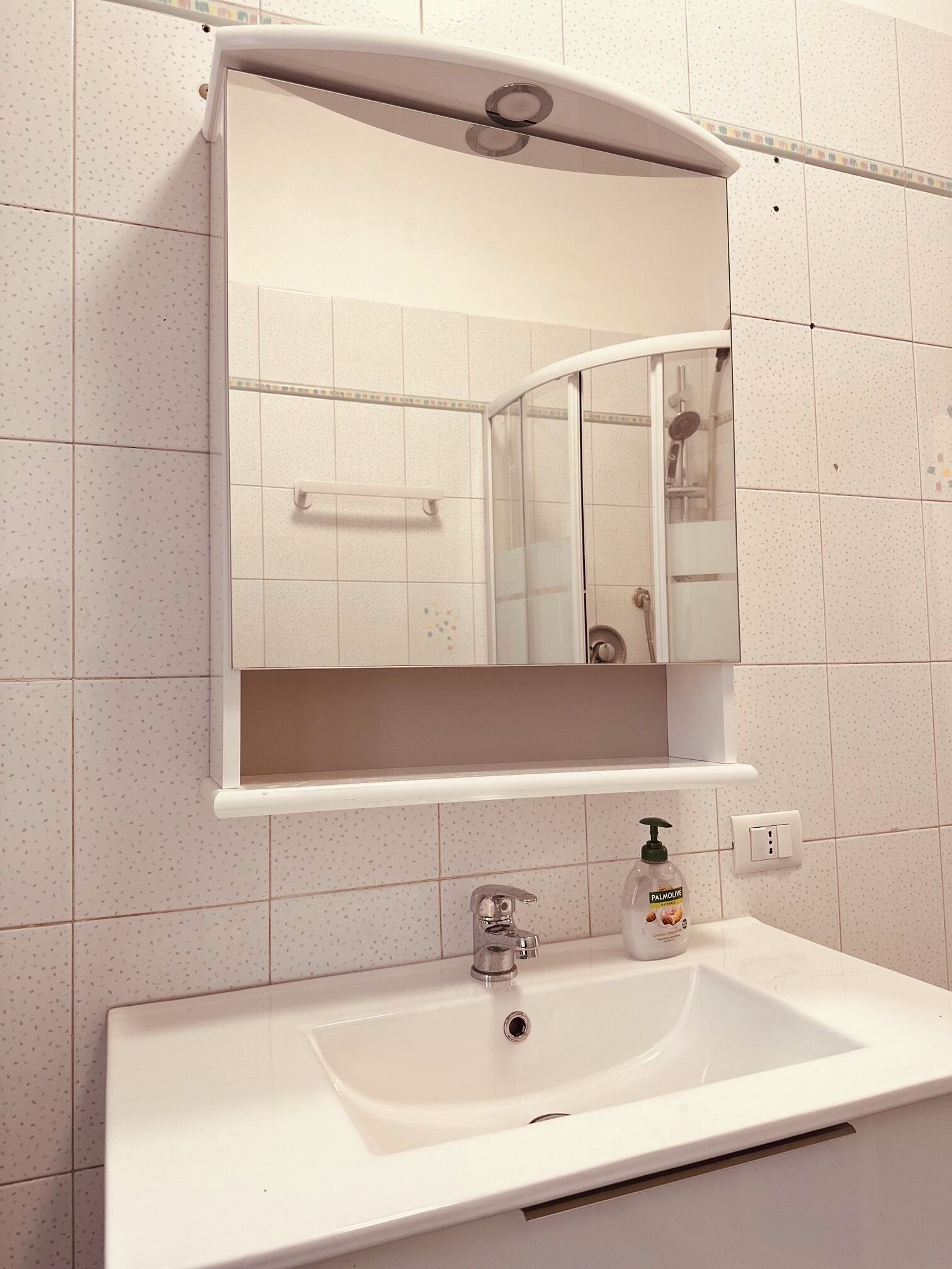 Een haardroger, een bidet, handdoeken, toiletpapier