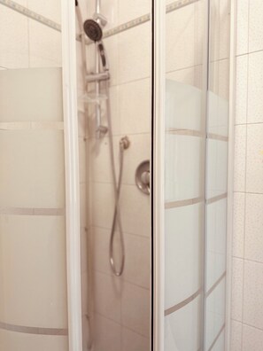 Asciugacapelli, bidet, asciugamani, carta igienica