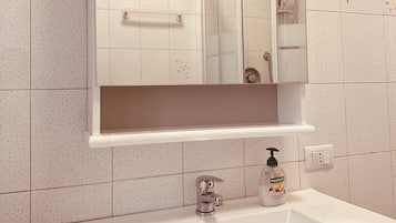 Dusche, Handtücher, Toilettenpapier