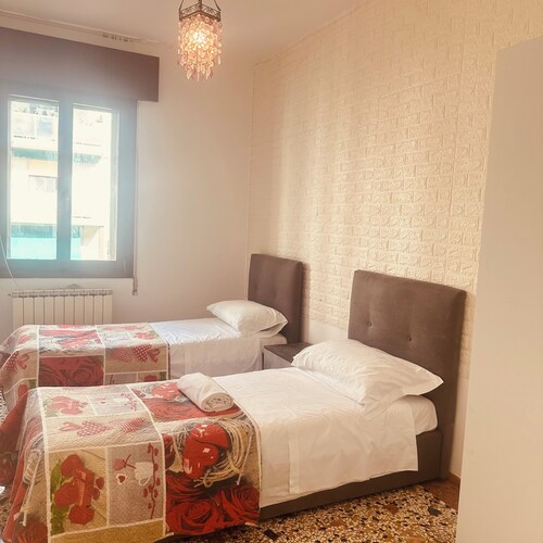 Twin room with shread bath room 2 people’s