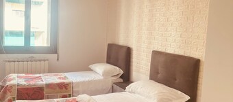 Twin room with shread bath room 2 people’s