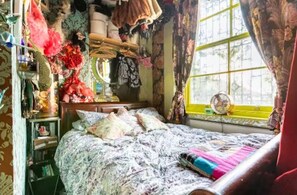 Iron/ironing board, WiFi, bed sheets - Boutique Bijoux Garden Flat in Vibrant Oval (London)