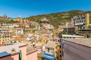 Miscellaneous - Give yourself to a few days of relaxation in Riomaggiore, choose the Alga room, located in a very convenient position for visiting all the Cinque Terre,.it is just a few minutes from Riomaggiore central station. The room consists of a double bed, a bedsi (Riomaggiore)