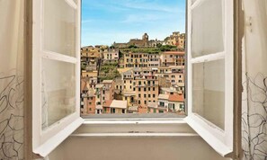 Interior - Give yourself to a few days of relaxation in Riomaggiore, choose the Alga room, located in a very convenient position for visiting all the Cinque Terre,.it is just a few minutes from Riomaggiore central station. The room consists of a double bed, a bedsi (Riomaggiore)