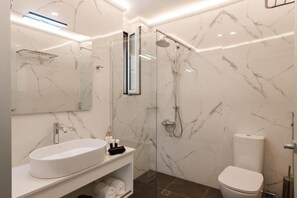 Douche, articles de toilette écologiques, sèche-cheveux