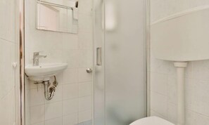 Bathroom - Give yourself to a few days of relaxation in Riomaggiore, choose the Alga room, located in a very convenient position for visiting all the Cinque TerreIt is just a few minutes from Riomaggiore central station.The room consists of a double bed, a bedside  (Riomaggiore)