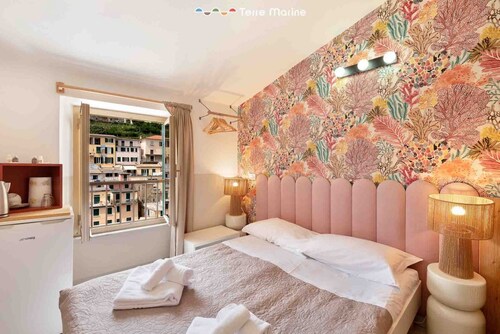 Offrez-vous quelques jours de détente à Riomaggiore, choisissez la chambre Alga, située dans une position très pratique pour visiter toutes les Cinque Terre à quelques minutes de la gare centrale de Riomaggiore. La chambre se compose d'un lit double