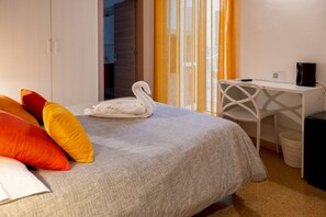 A bedroom with a bed, a desk, and a chair. - Le Gravinelle - Apulia Houses & Flats - Room 2 (Ruvo di Puglia)