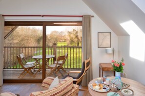 Dining - Canal Central (Maesbury Marsh)