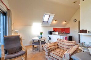 Interior - Canal Central (Maesbury Marsh)