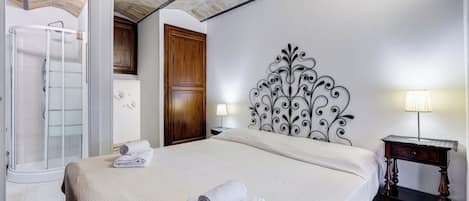 Duplex, 1 Queen Bed, Patio, Courtyard View | Iron/ironing board, free WiFi