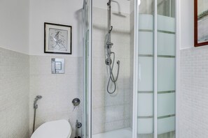 Maisonette, 1 Queen-Bett, Terrasse, Blick auf den Innenhof | Badezimmer | Dusche, Haartrockner, Handtücher, Seife