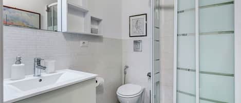 Nhà Duplex, 1 giường cỡ queen, sân hiên, quang cảnh sân vườn | Phòng tắm | Buồng tắm vòi sen, máy sấy tóc, khăn tắm, xà phòng
