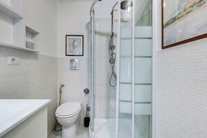 Maisonette, 1 Queen-Bett, Terrasse, Blick auf den Innenhof | Badezimmer | Dusche, Haartrockner, Handtücher, Seife