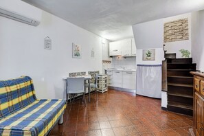 Duplex, 1 Queen Bed, Patio, Courtyard View | Living area | 40-inch flat-screen TV with cable channels