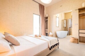 4 bedrooms, iron/ironing board, free WiFi, bed sheets - Casa Quadro - Villa with private infinity pool - Salento, Puglia (Cutrofiano)