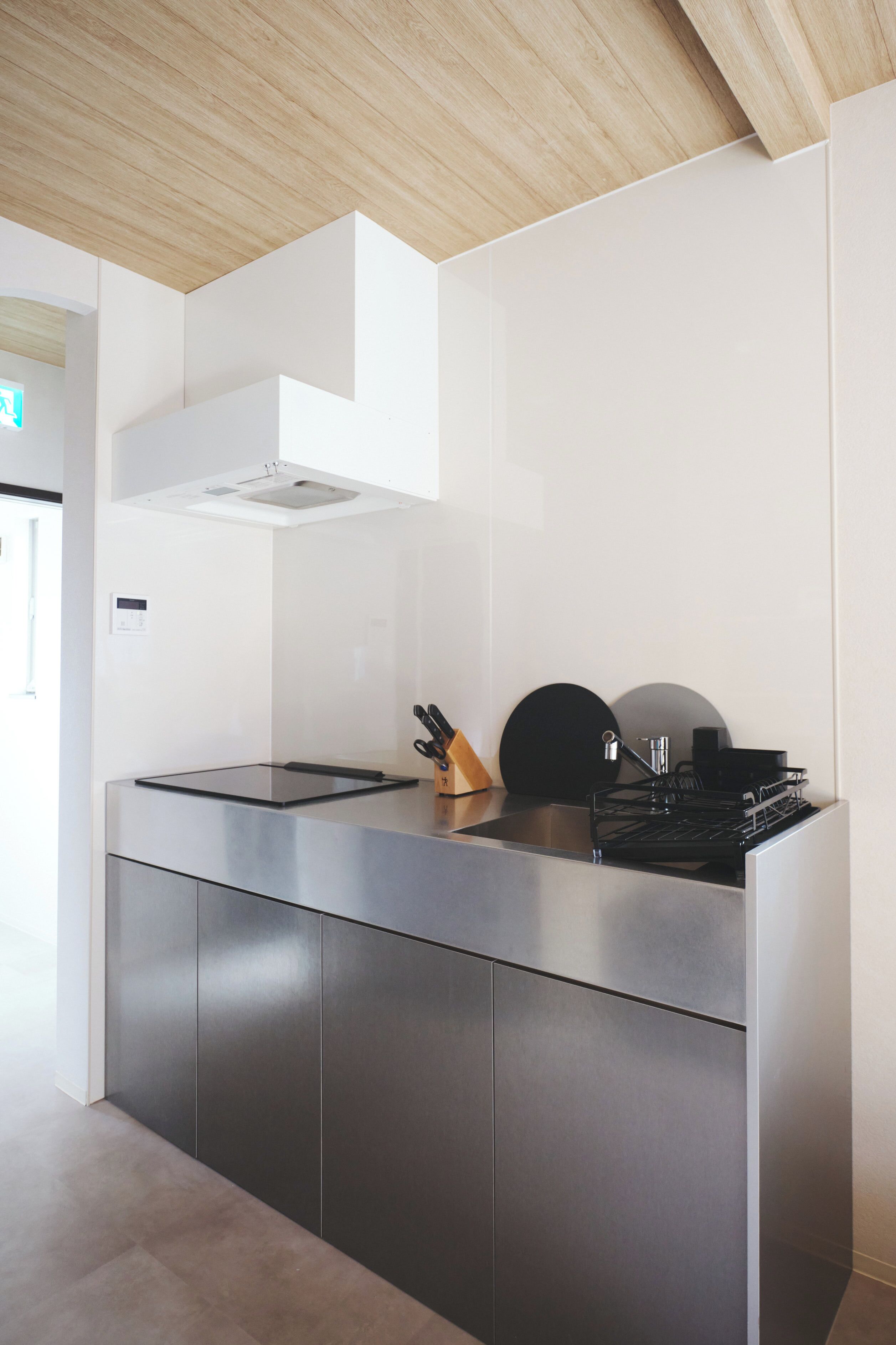 Refrigerador, microondas, parrilla de estufa y cafetera y tetera 