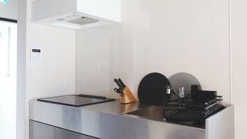 Refrigerador, microondas, parrilla de estufa y cafetera y tetera