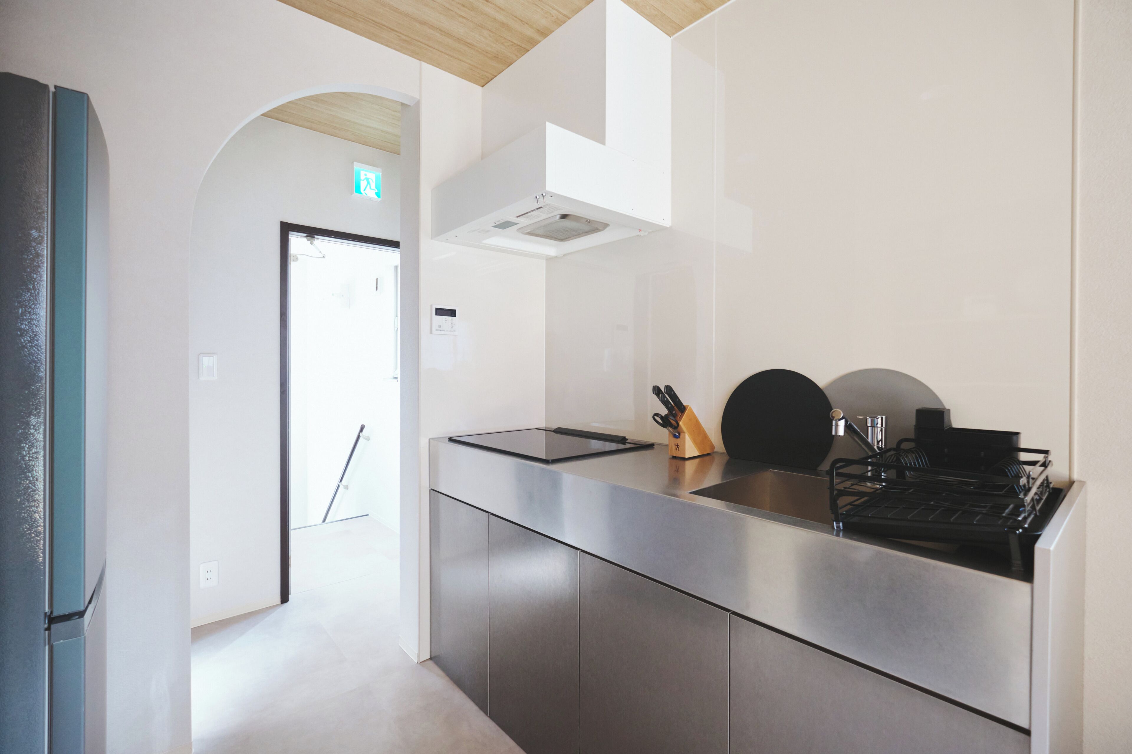 Frigorifero, microonde, piano cottura, macchina per tè/caffè