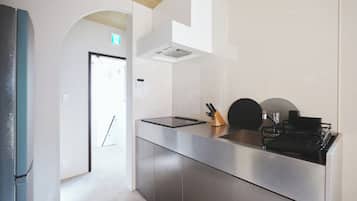 Frigorifero, microonde, piano cottura, macchina per tè/caffè