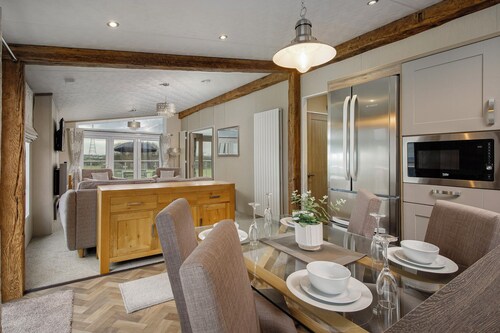 Scenic River View Lodge | Sleeps 6 | Free Parking